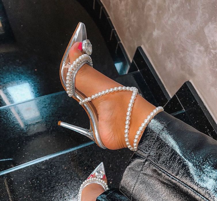 pantofi gen Amina Muaddi
