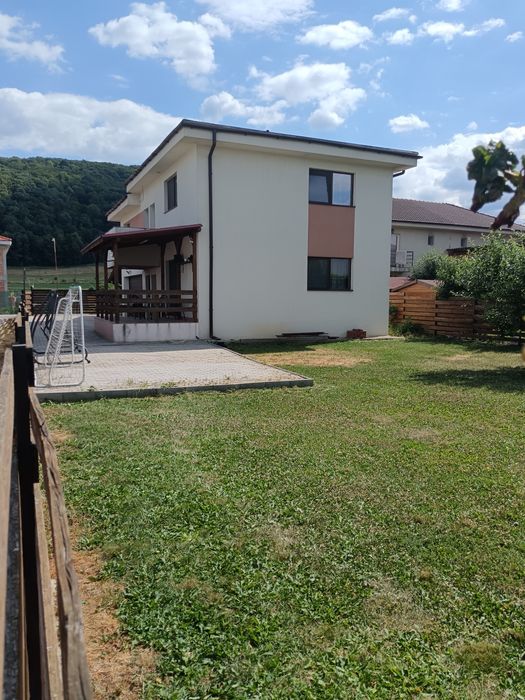 Vand casa cu etaj 4 dormitoare garaj si terasa