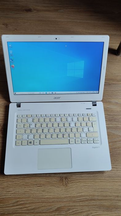 Laptop Acer model V3-371 / i3 gen 4 / 8 GB RAM/ ssd  128 gb