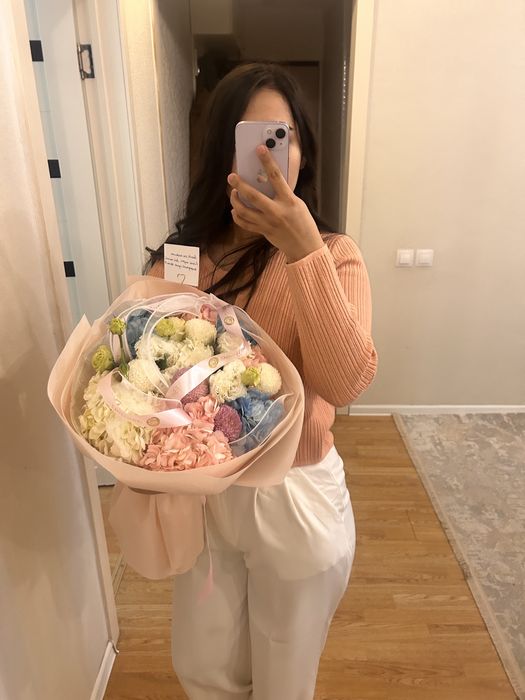 Подарите девушке цветы на 8 марте)