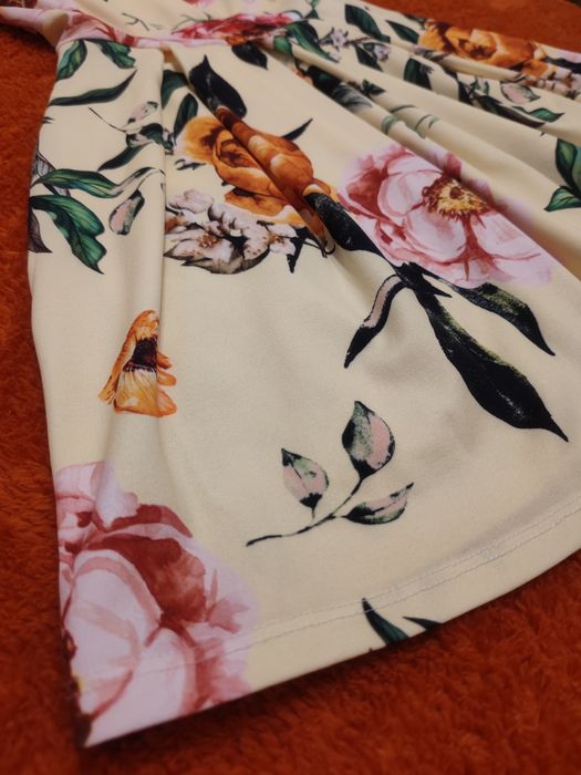 Жълта рокля на цветя