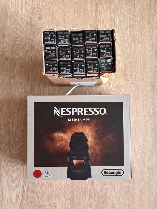 Aparat Nespresso + 140 capsule
