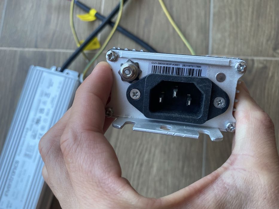 Продам блок питания Inventronics.