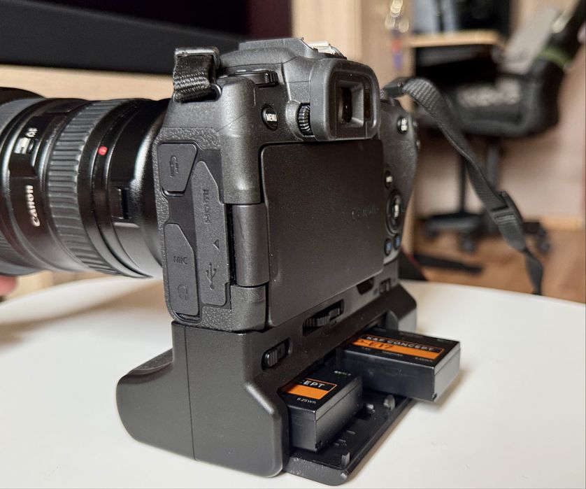 Фотоапарат Canon R8  гаранция  Грип и 4 батерии