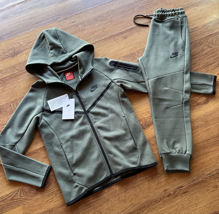 Детски,памучен,масленозелен екип Nike с активен,заден джоб на долнище