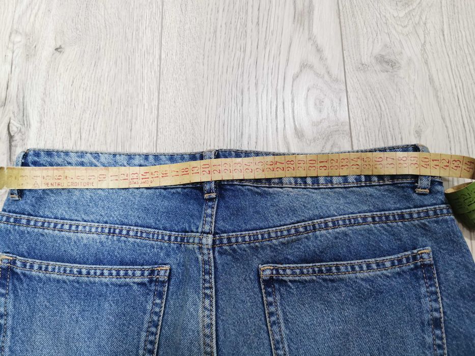 Blugi loose fit marca Bershka, mărime 36, colecția nouă