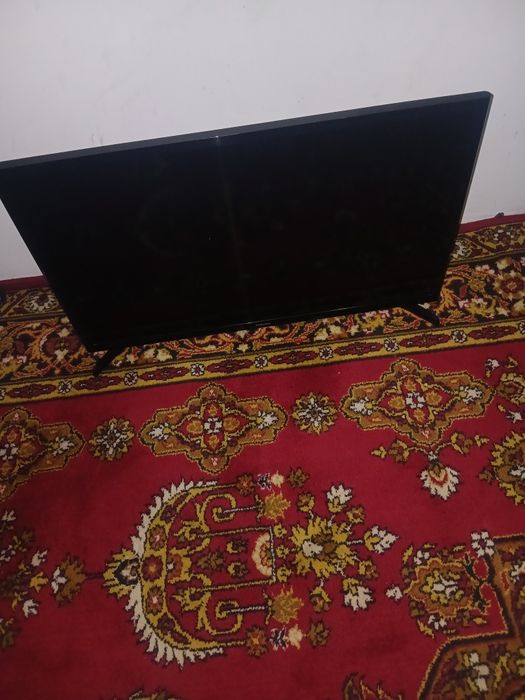 Телевизор плоский.