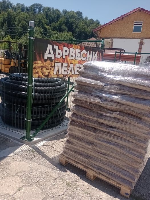 Продавам дървесни пелети