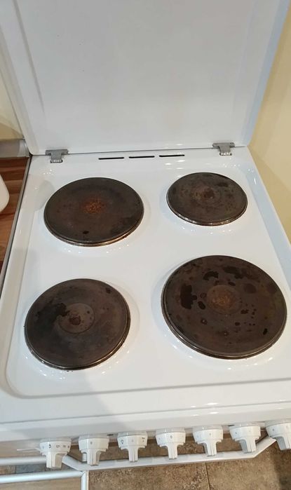 Готварска печка Indesit I5E52E(W) – вентилатор, грил, таймер, отлична.