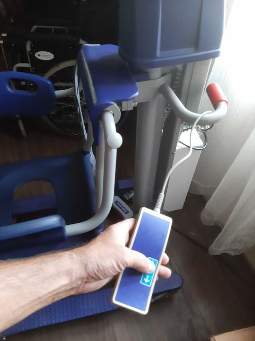 Scaun medical, cu elevator si cantar electronic, Arjo Calypso