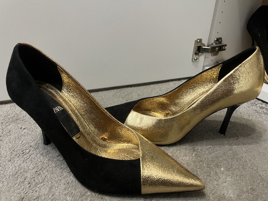 Обувки с висок ток с интересен златист дизайн