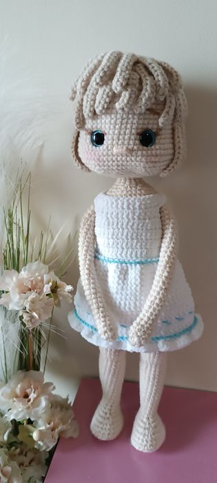 Позираща плетена кукла