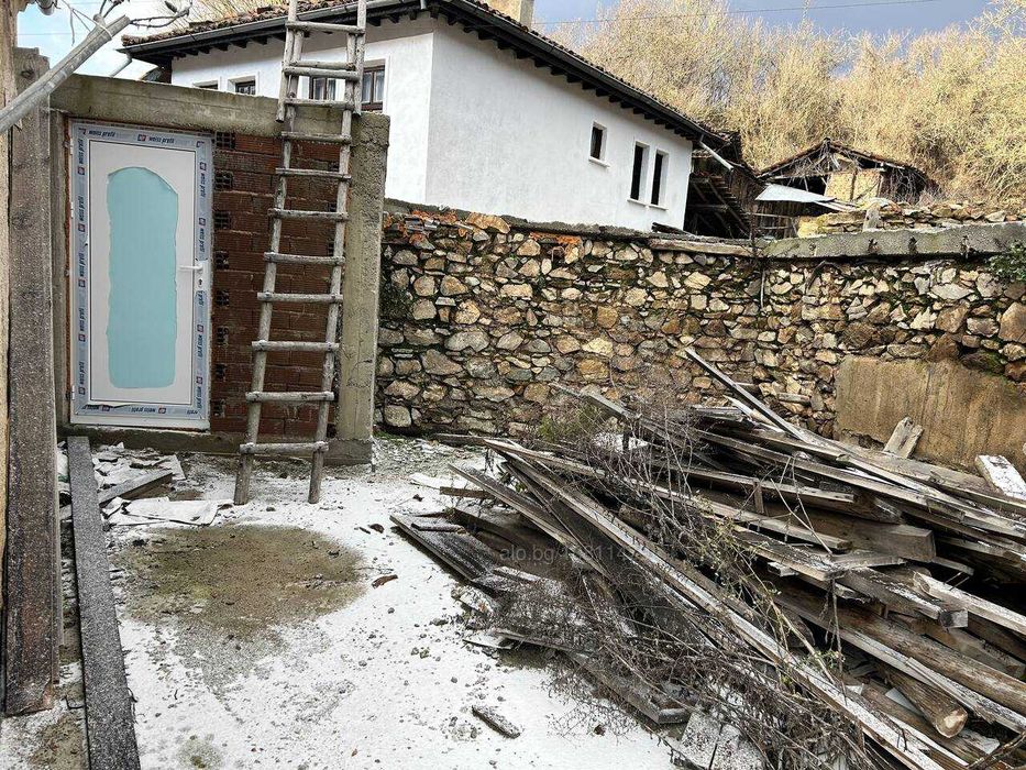 Реновирана къща с двор с. Свежен