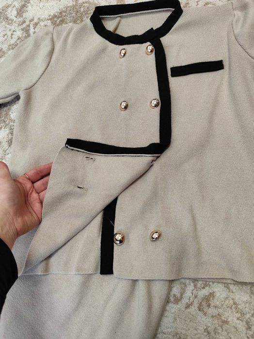 Costum cu fusta midi