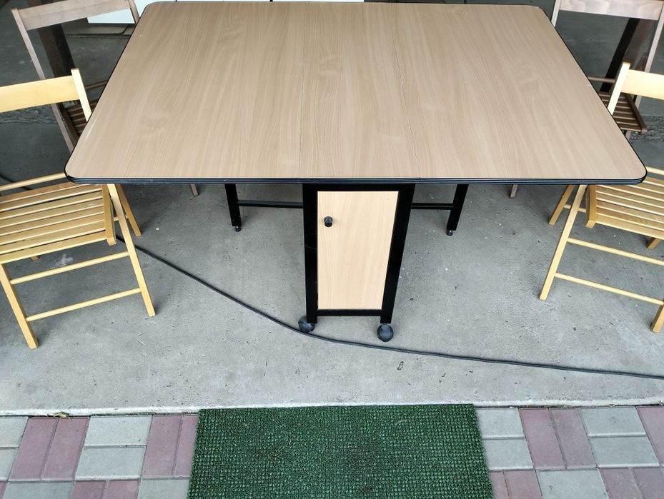 Vând masă pliabilă cu 4 scaune