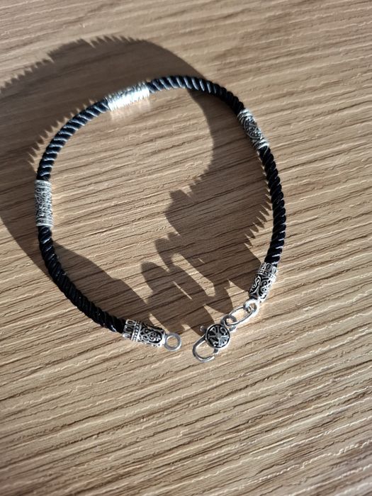 Сребърна гривна с копринени конци