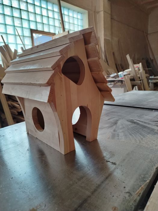 Кормушка для птиц хороший дом