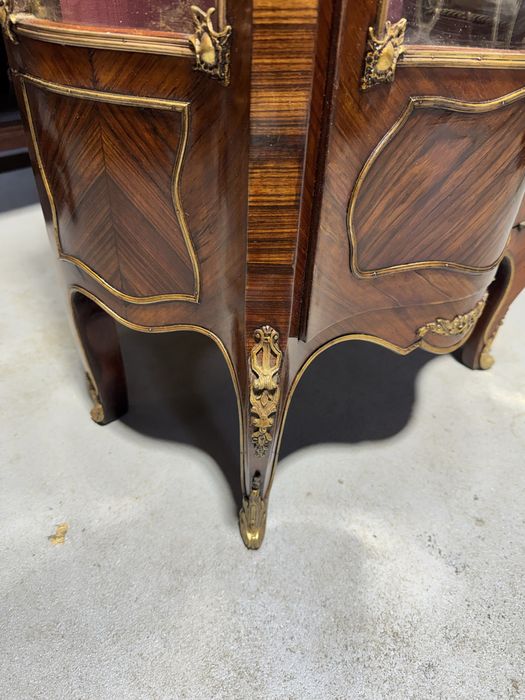 Vitrina din lemn masiv cu intarsii si elemente bronz