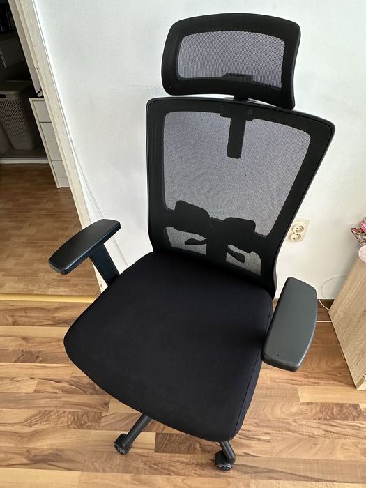 Продавам компютърно бюро и стол