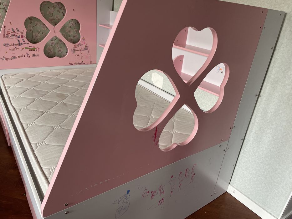 Детский кровать для девочек в плохом состаянии