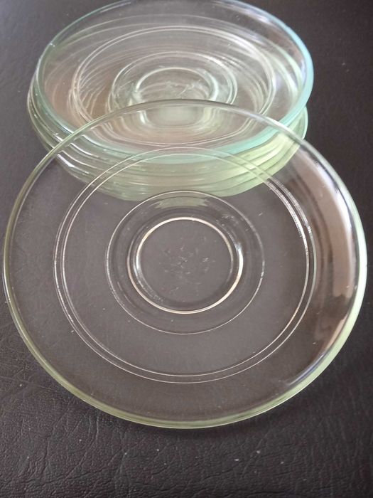 Комплект от 6 броя малки стъклени чинийки