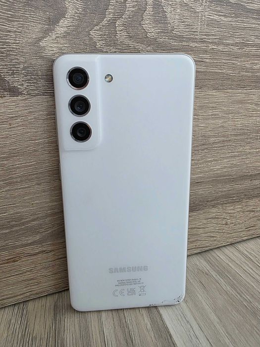 Samsung Galaxy S21 FE • Бял • Много запазен • С 2 кейса