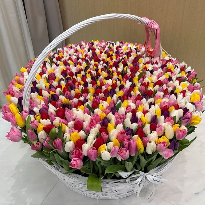 Тюльпаны в корзине