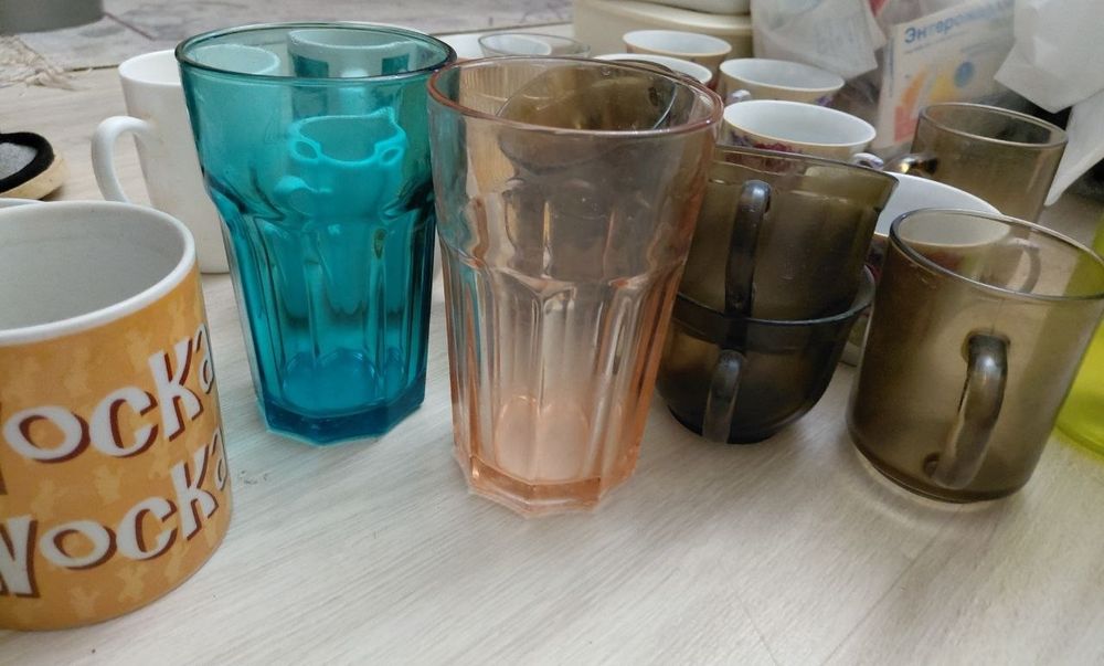 Продам кружки с блюдцами, стаканы