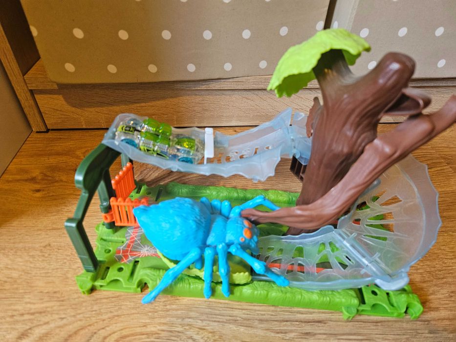 Hot Wheels set Spider + masina Boneshaker