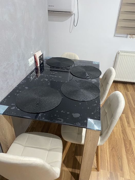 Masa din sticla neagră , cu picioare de lemn