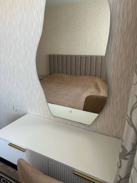 Туалетный столик с зеркалом и стулом