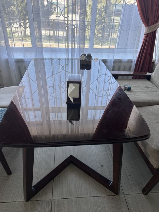 Стол со стульями и диван