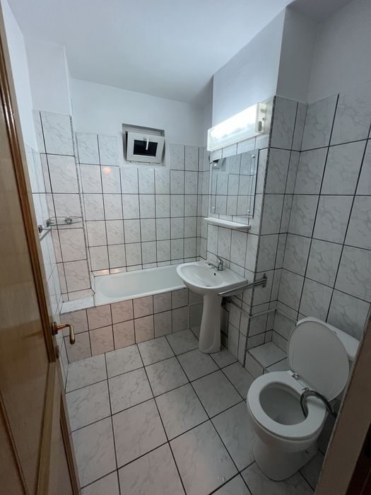 Apartament de 4 camere de închiriat- etaj intermediar