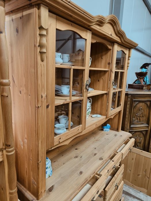 Елегантен кухненски бюфет с месингови дръжки