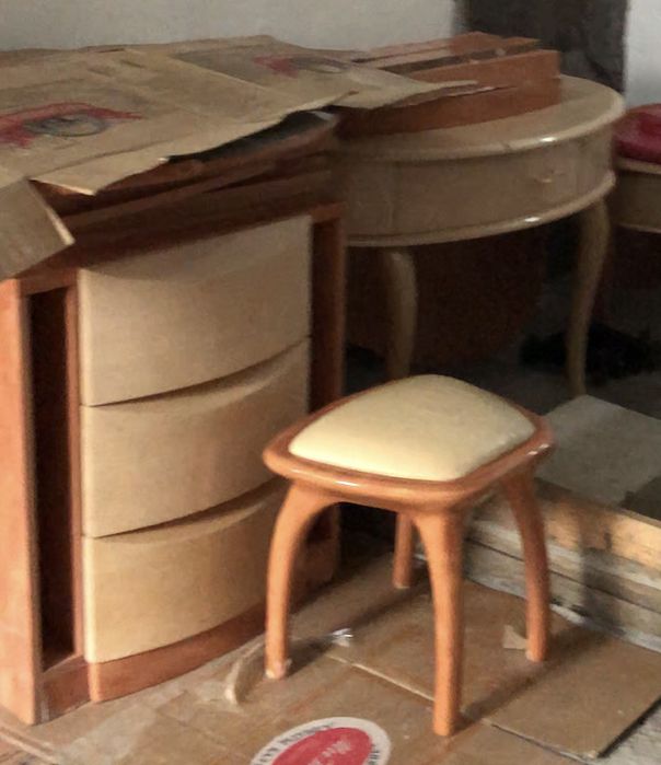 Макияжный стол с зеркалом