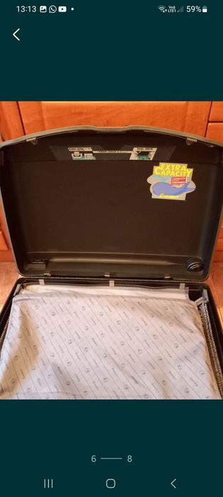 Чемодан чёрный,  пластик