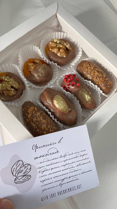 Клубника, финики в шоколаде