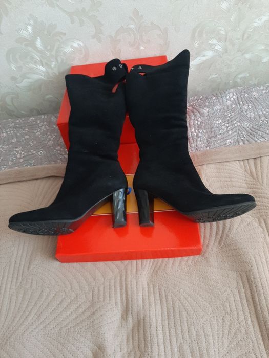 Срочно продам замшевые зимние жён.сапоги торг