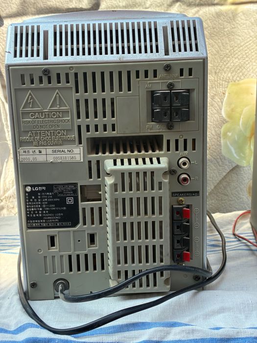 Музыкальный центр LG с колонками (CD / AUX / радио)