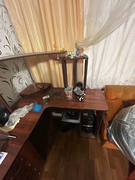 Продам угловой стол