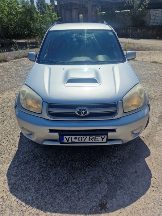 Vând Toyota RAV4, an 2004, motor 2.0 D-4D diesel 116 CP, cutie manuală, tracțiune 4x4.