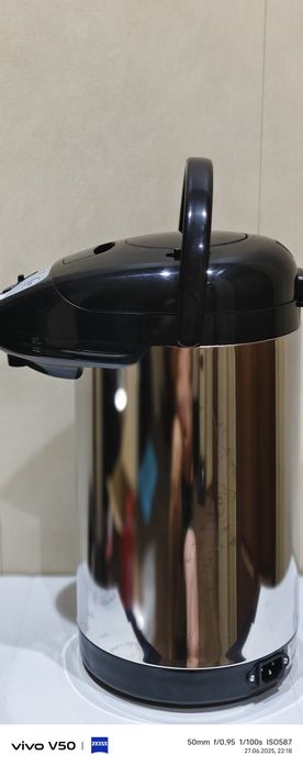 Термос горячей воды.