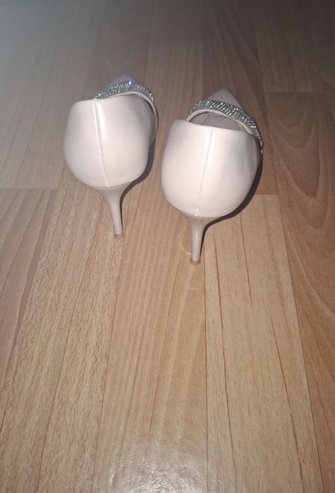 Туфли бежевого цвета со стразами