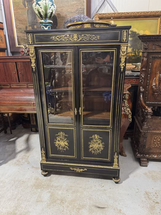 Vitrina napoleon III - intarsii si filee din alama, elemente bronz