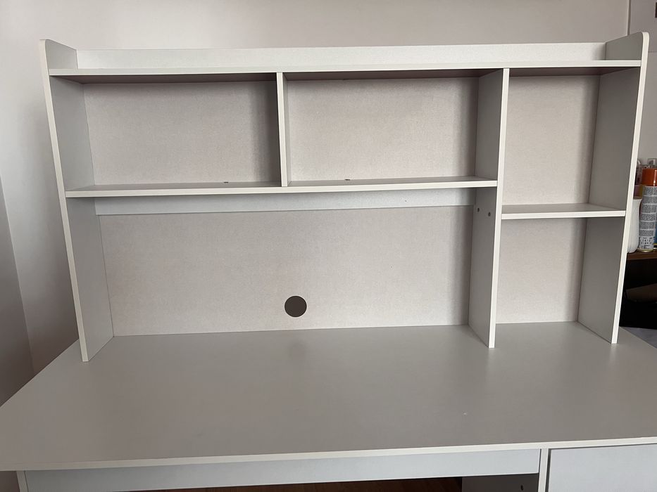 Birou cu dulapuri mici pentru depozitare