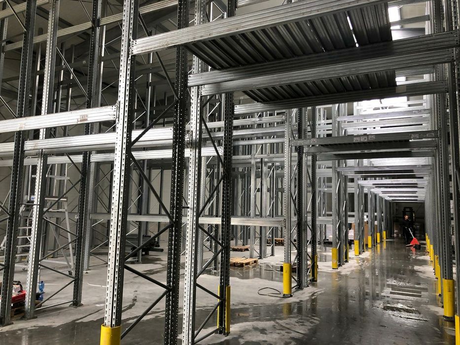 Lichidare stoc la rafturi metalice pentru depozitare