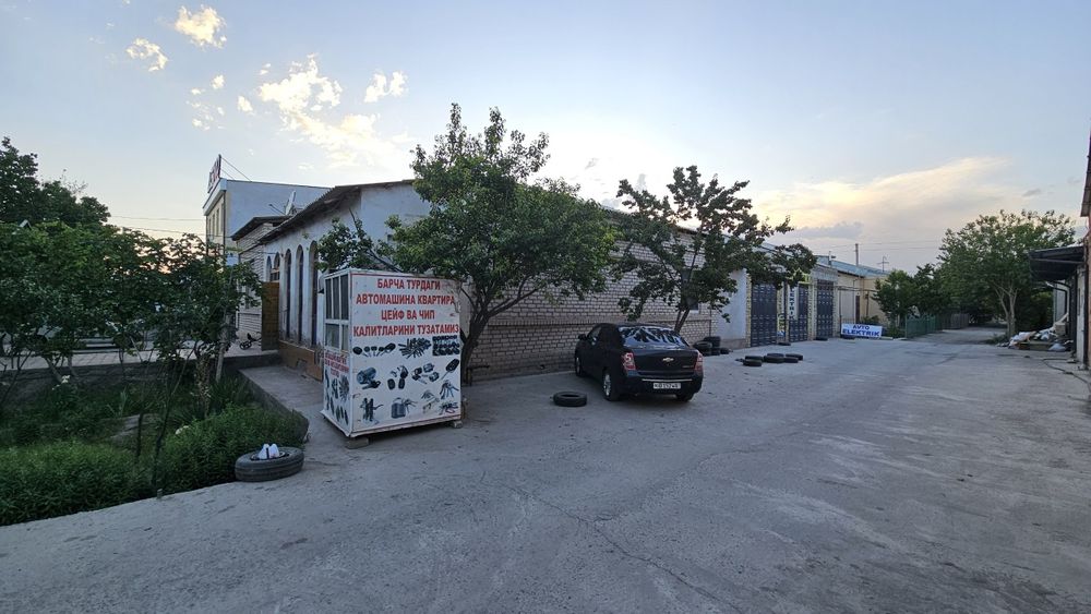 Жой сотилади запчас бозор ёнида