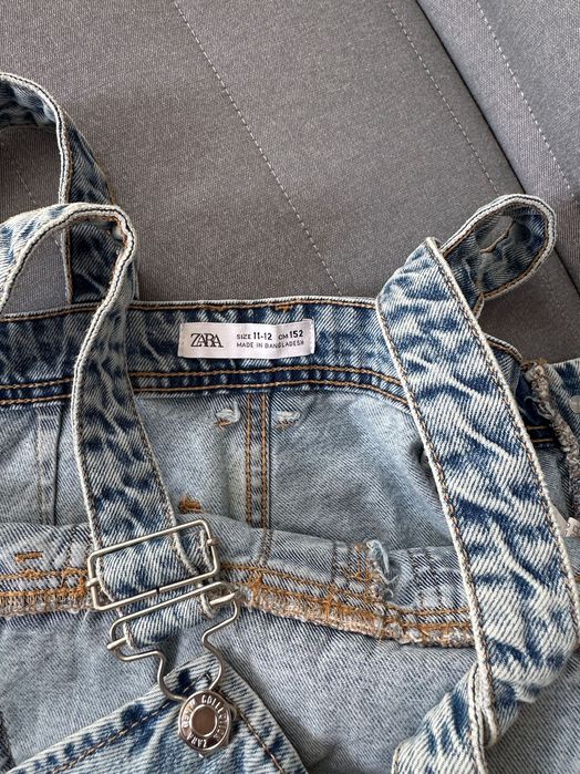 Дънки и гащеризон  ZARA  всички заедно.