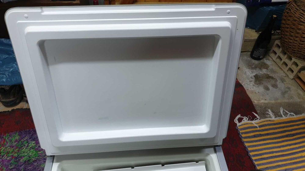 хладилник Dometic за риболов и къмпинг 40 литра на 12v и 220v и газ