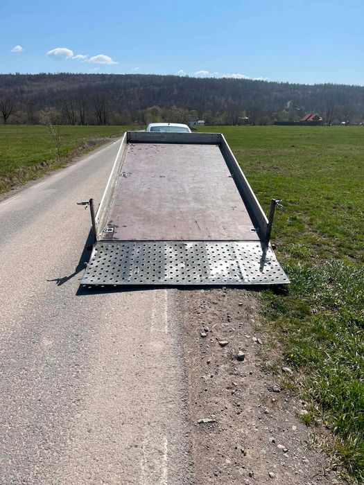 Platformā auto basculabilā